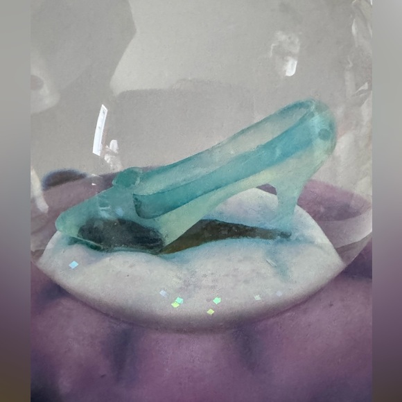 Disney’s Cinderella Glass Slipper Snowglobe with Jaq ,Gus, Suzy & Perla - Picture 6 of 11